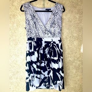 Banana Republic Dress size 10 Black & White Abstract Plunge Neck Line w/Pockets